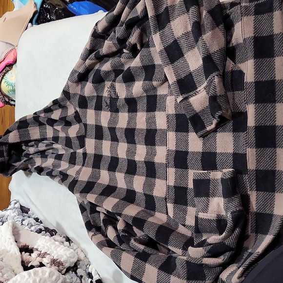 Victoria's Secret PINK Plaid Long Sleeve Top and Shorts Pajama Set - Picture 2 of 10